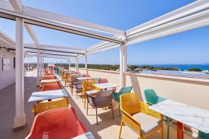Reštaurácia alebo iné gastronomické zariadenie v ubytovaní MLL Mediterranean Bay - Adults Only