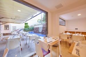 A restaurant or other place to eat at MLL Mediterranean Bay - Adults Only
