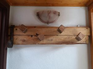 estantería de madera en una pared con espejo en Mansarda Monte Bianco, en La Salle