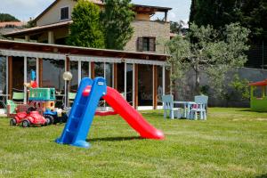 un parque infantil con un tobogán en el patio de una casa en Agriturismo San Gregorio, en San Vincenzo