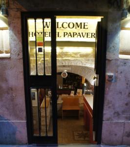 een deur naar een winkel met een bord met de tekst ioannis lazaaza bij Hotel Il Papavero in Rome