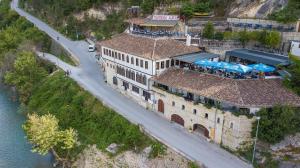 una vista aérea de un edificio al lado de un río en Hotel Ajka, en Berat