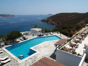 Patmos Paradise Hotel veya yakınında bir havuz manzarası