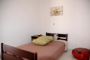 een slaapkamer met een bed met een kussen erop bij Faraggi Richti House in Éxo Moulianá