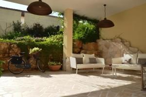 a patio with chairs and a bike in a yard at A CASA DA LISA (exclusive room) in Turi