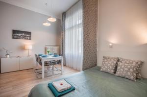 ブダペストにあるSynagogue Apartment Dohányのベッドルーム1室(ベッド1台、テーブル、デスク付)