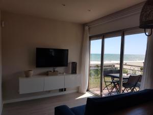 Televízia a/alebo spoločenská miestnosť v ubytovaní Gava Ocean View