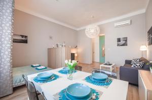 comedor y sala de estar con mesa y sillas en Synagogue Apartment Dohány en Budapest