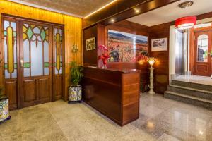 Hotel Parras Arnedillo في أرنيديلو: لوبي مع مكتب استقبال ولوحة على الحائط