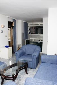 Apartment Pier في مدينة فارنا: غرفة معيشة مع أريكة زرقاء وطاولة