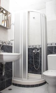 Apartment Pier في مدينة فارنا: حمام مع دش ومغسلة