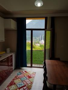 uma cozinha com uma mesa e uma grande janela em Uzungol Comfort Residence em Uzungol