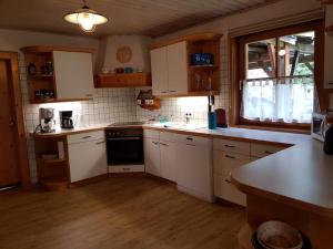 Kuchnia lub aneks kuchenny w obiekcie Ferienwohnung Langwallner