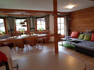 salon ze stołem i kanapą w obiekcie Ferienwohnung Langwallner w mieście Grossarl