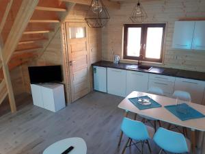 A kitchen or kitchenette at Sarbinowo Prestige - Ekskluzywne domki nad morzem