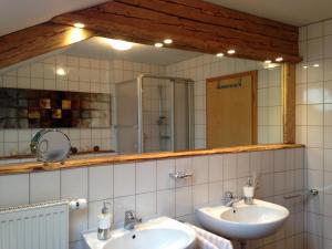 Bilik mandi di Ferienwohnung Alpine Style +13 gambar