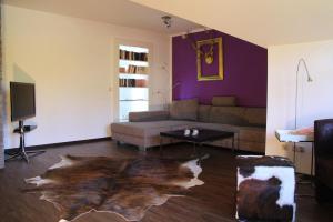 a living room with a couch and a table at Ferienwohnung Alpine Style in Oberstdorf