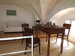 A seating area at Giardino Nascosto