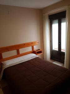 Hostal Arenal客房内的一张或多张床位