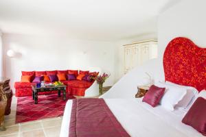 a living room with a bed and a red couch at Hotel Piccolo Sant'Andrea in Praiano