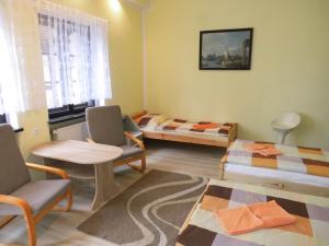 コウォブジェクにあるMarylaのベッド2台、テーブル、椅子が備わる客室です。