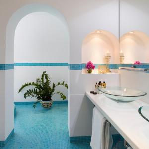 a bathroom with a sink and a potted plant at Hotel Piccolo Sant'Andrea in Praiano