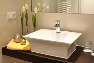 un bagno con un lavandino bianco e uno specchio di Hotel Prinzen a Kappelrodeck