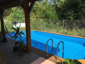 ein Pool vor einem Haus in der Unterkunft Villa avec piscine in Saint-François