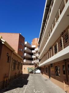 een leeg steegje tussen twee gebouwen in een stad bij Chisam Guest Lodge Pty Ltd in Johannesburg