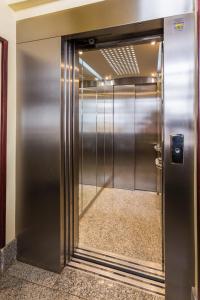 - un ascenseur dans un immeuble avec sa porte ouverte dans l'établissement Hotel Parras Arnedillo, à Arnedillo