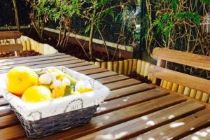 セリにあるDisneyLand Zénitudeの木製のベンチに置いた果物のバスケット