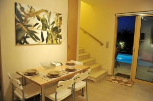 Bazén v ubytování Casa Smaragdi Villas nebo v jeho okolí