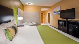 Posteľ alebo postele v izbe v ubytovaní Best Western Edgewater Inn