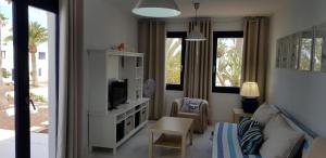 Televízia a/alebo spoločenská miestnosť v ubytovaní Apartamento junto a la playa. Corralejo