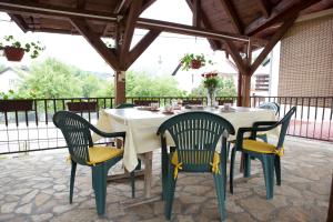 un tavolo e sedie su un patio esterno di Apartman Antea a Otočac