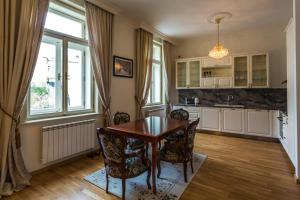 Kuchyňa alebo kuchynka v ubytovaní Karlsbad Prestige