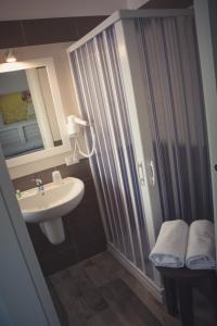 a bathroom with a shower curtain and a sink at Miramurgia B&B in Gravina in Puglia