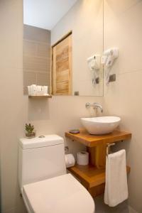 y baño con aseo blanco y lavamanos. en Maki Hotel, en Pucón 37 fotos más