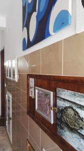 uma casa de banho com uma parede de azulejos com uma fotografia em Armação Beach Residences em Armação de Pêra