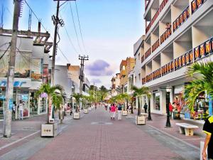 Una calle en una ciudad con gente caminando por la calle en Casa Arena San Andres, en San Andrés