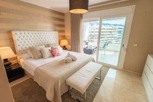 Łóżko lub łóżka w pokoju w obiekcie VACATION MARBELLA I Brand New Terrazas de Banús Apt, 24-7 Security, a minute from the Marina, The Sea and Luxury Shopping