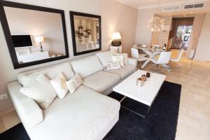 Część wypoczynkowa w obiekcie VACATION MARBELLA I Brand New Terrazas de Banús Apt, 24-7 Security, a minute from the Marina, The Sea and Luxury Shopping