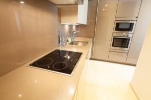 Kuchnia lub aneks kuchenny w obiekcie VACATION MARBELLA I Brand New Terrazas de Banús Apt, 24-7 Security, a minute from the Marina, The Sea and Luxury Shopping