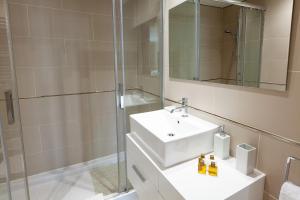 Łazienka w obiekcie VACATION MARBELLA I Brand New Terrazas de Banús Apt, 24-7 Security, a minute from the Marina, The Sea and Luxury Shopping