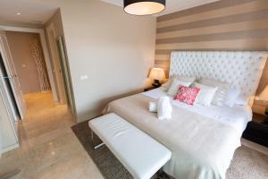 Łóżko lub łóżka w pokoju w obiekcie VACATION MARBELLA I Brand New Terrazas de Banús Apt, 24-7 Security, a minute from the Marina, The Sea and Luxury Shopping