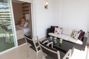 Część wypoczynkowa w obiekcie VACATION MARBELLA I Brand New Terrazas de Banús Apt, 24-7 Security, a minute from the Marina, The Sea and Luxury Shopping