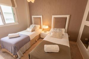 Łóżko lub łóżka w pokoju w obiekcie VACATION MARBELLA I Brand New Terrazas de Banús Apt, 24-7 Security, a minute from the Marina, The Sea and Luxury Shopping