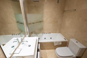 Łazienka w obiekcie VACATION MARBELLA I Brand New Terrazas de Banús Apt, 24-7 Security, a minute from the Marina, The Sea and Luxury Shopping