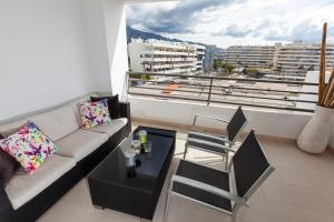salon z kanapą i stołem w obiekcie VACATION MARBELLA I Brand New Terrazas de Banús Apt, 24-7 Security, a minute from the Marina, The Sea and Luxury Shopping w Marbelli