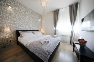 Un dormitorio con una cama con toallas. en Top Apartments Zadar, en Zadar
